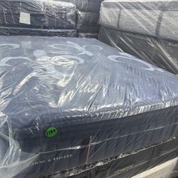 QUEEN SIZE STEARNS & FOSTER LUX ESTATE (MEDIUM) PILLOW TOP MATTRESS & BOX SPRING BED SET