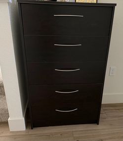 5 drawer dresser in a good conditon