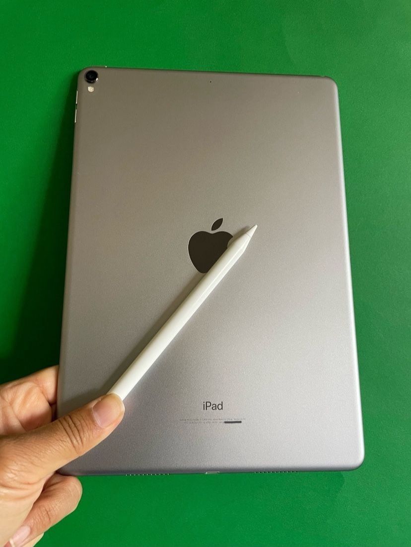Apple IPad Pro 10.5” (Retina Display/ IOS 17) 64GB with keyboard, Stylus pen & Accessories