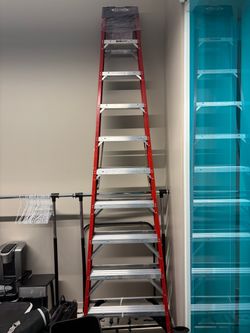 Werner fiberglass commercial step ladder (10 ft)