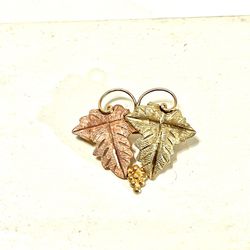 Vintage like new condition, 14 karat gold leaf design brooch pin