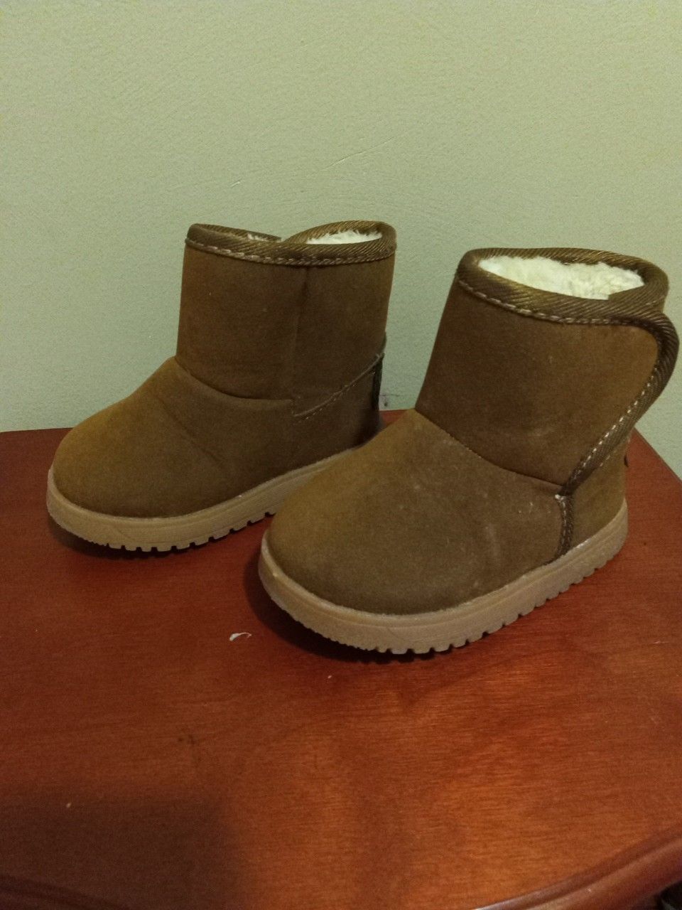 Ugg style girls boots size 4/5 toddler