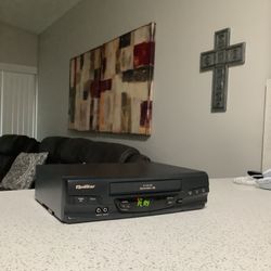 * PANASONIC QUASAR * HQ * OMNIVISION  4-HEAD VHS VCR . LIKE NEW . EXCELLENT CONDITION . MUST SEE TO APPRECIATE . 