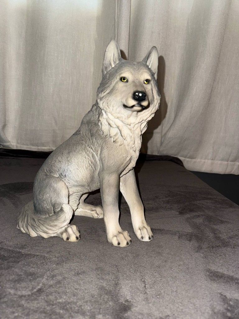 Wolf Statue Figure 