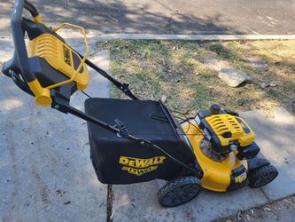 DEWALT 196CC COMERCIAL GASOLINE ENGINE SELF-PROPELLED LAWN MOWER.