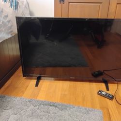INSIGNIA TV - With Remote- 40”