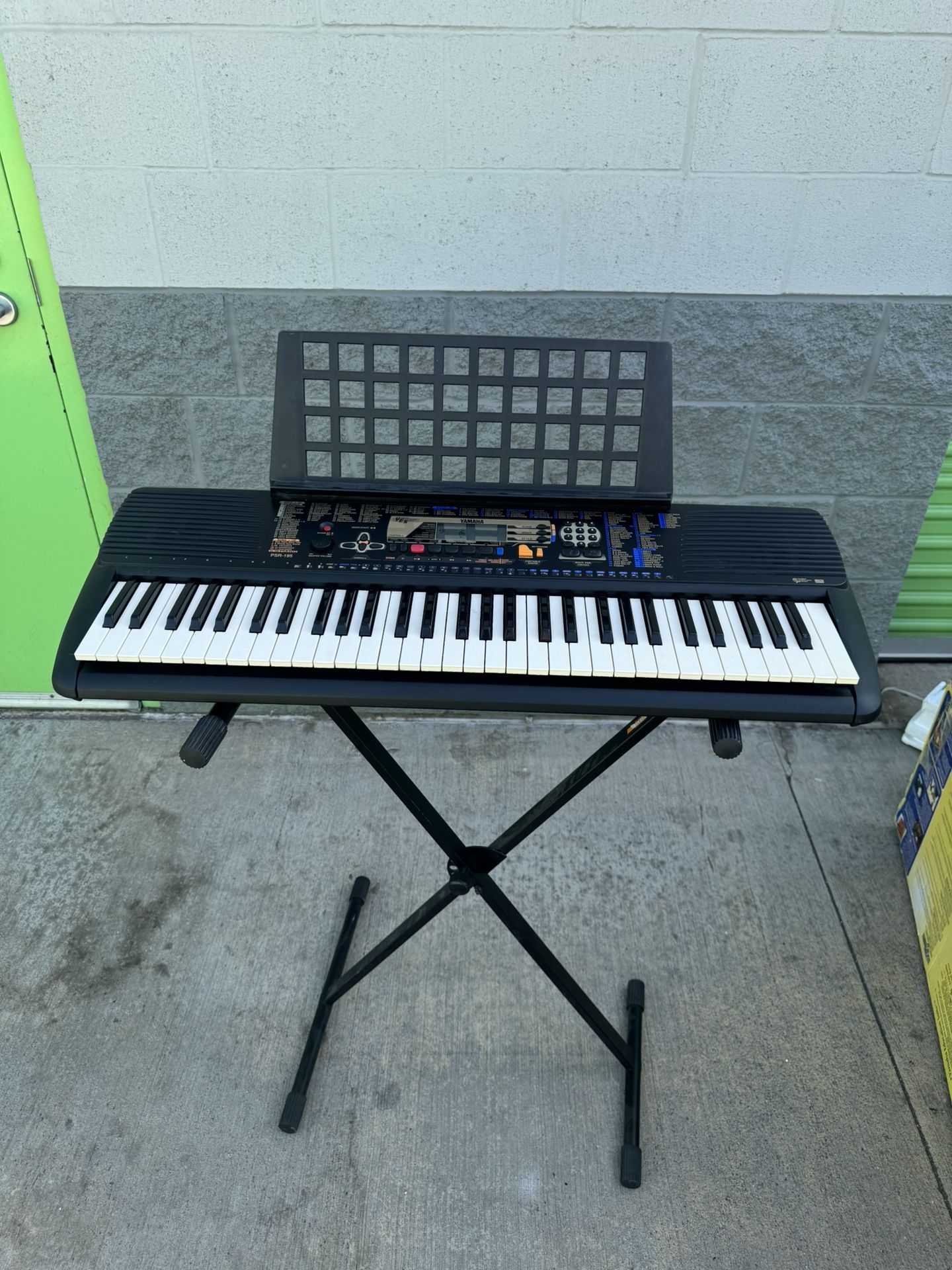 Yamaha PSR-195 Portable Keyboard in Box with Accessories Working Great 