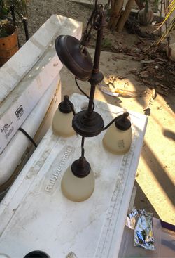 Lamp with 3 bulb insertions.
