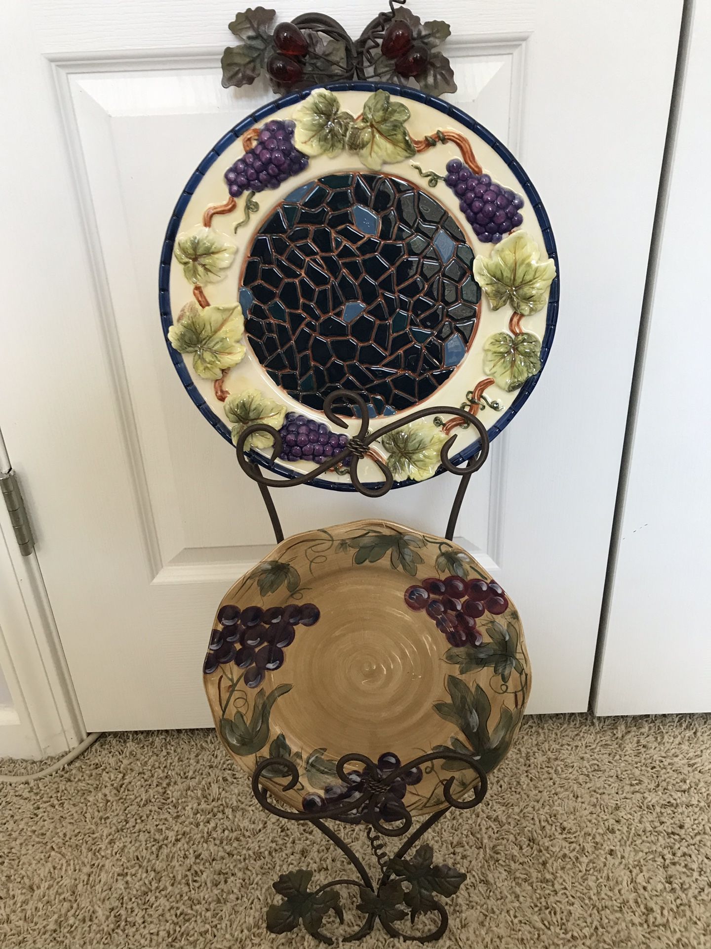 Vineyard wall-mounted plate holder