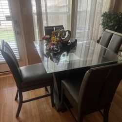 Dining Room Table w/ 4 Chairs