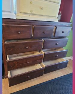Dresser/ Nine drawers dresser