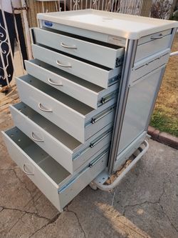 Medical cart, by (Armstrong) good condition. Comes with key 🗝️. I can deliver local for gas fee.