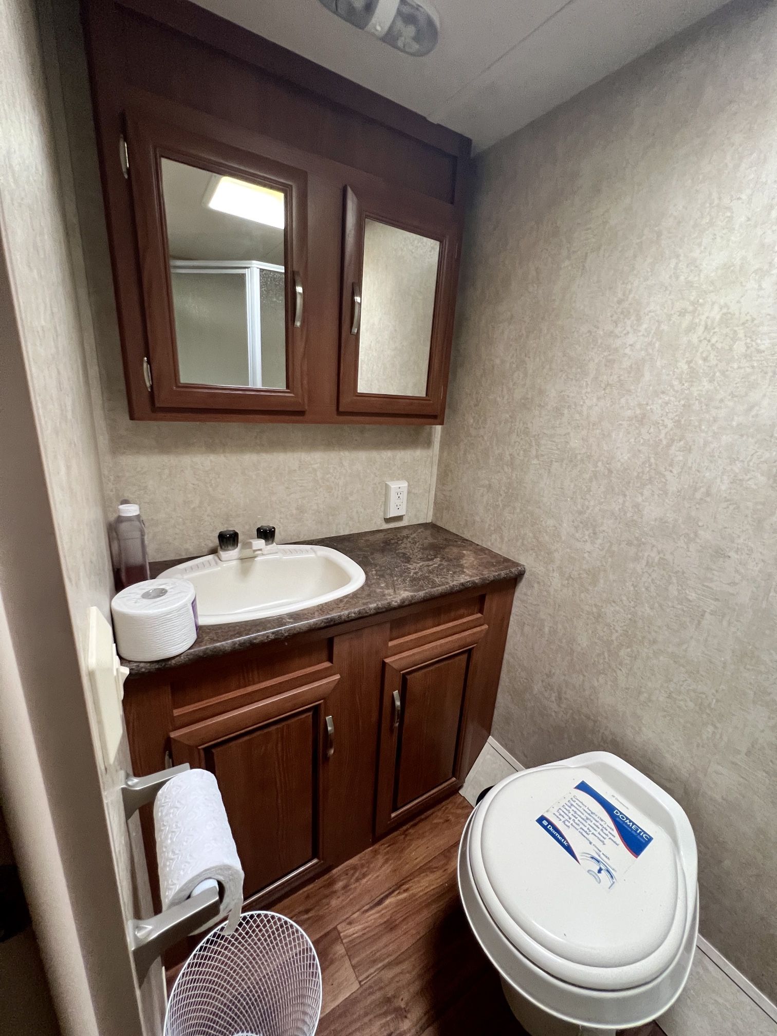 2014 Forest River RV Travel Trailer -Wildwood X-Lite 241QBXL -GREAT CONDITION.