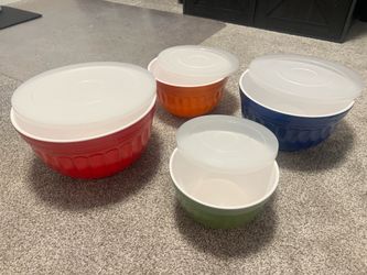 Stacking Mixing bowls with lids