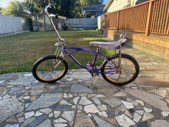 2004 Bratz 20 Chopper Low Rider Street Cruiser Bike. In good condition. This is a freestyle bike so there are no brakes and the pedal spins freely. C
