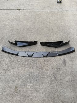 New carbon fiber look BMW M3 G80 and G82 front bumper lip splitter, or front lip thread. 3 pieces