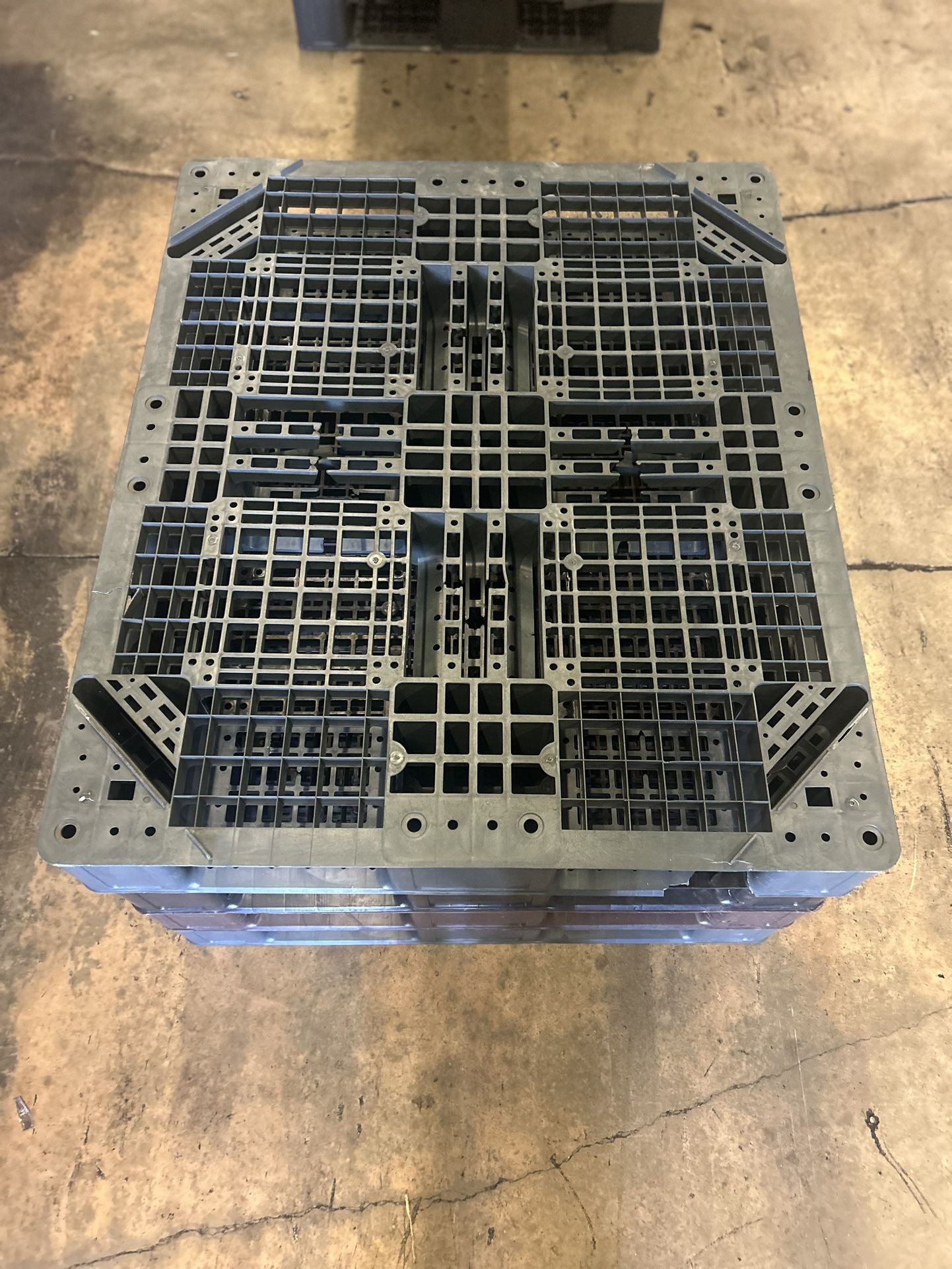 PLASTIC PALLETS 48x40 $15 EACH DEAL 40 PALLETS $10 EACH
