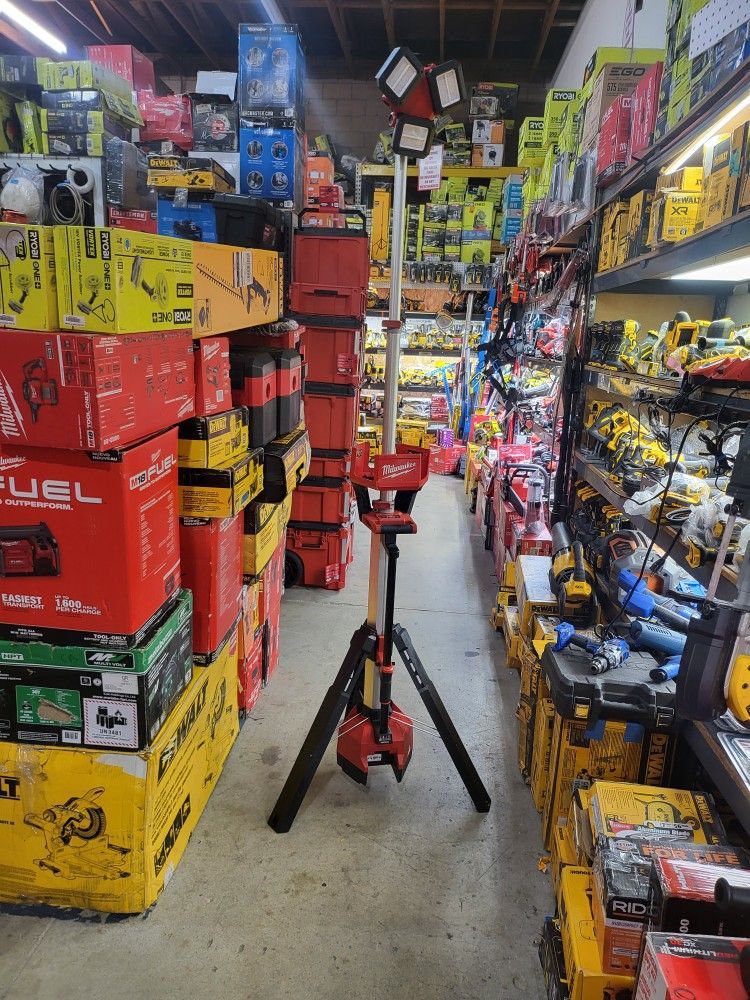 Milwaukee
M18 18-Volt Lithium-lon Cordless 6,000 Lumens Rocket Dual Power Tower Light with Charger (Tool-Only)
