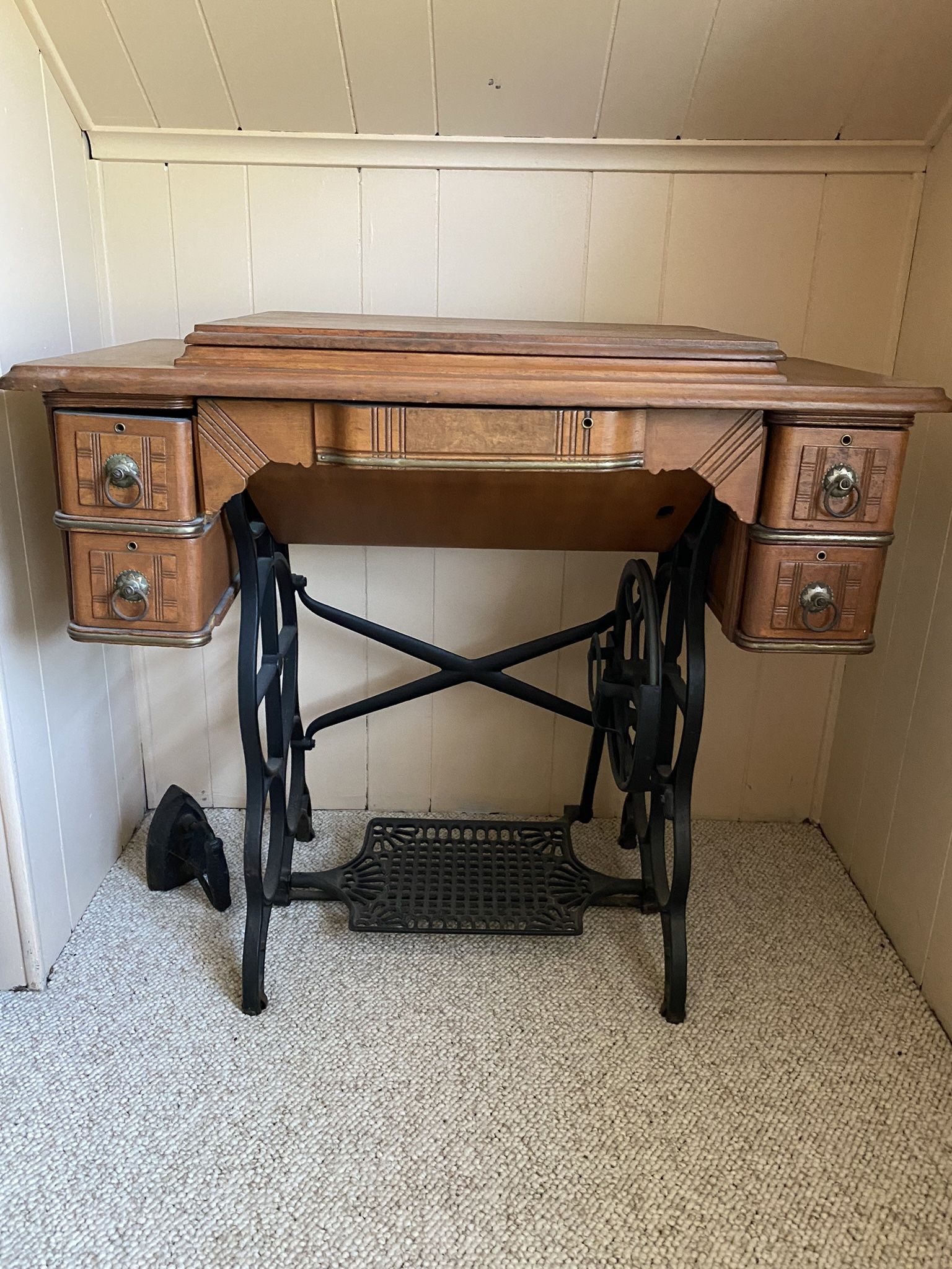 Vintage Davis Treadle Sewing Machine And Table