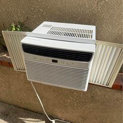 Frigidaire Window AC Unit FFRE1033U1 10,200 BTU in great condition