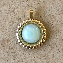 🟢 Beautiful, vintage, transparent green swirled, glass cabochon in circle gold tone setting pendant
