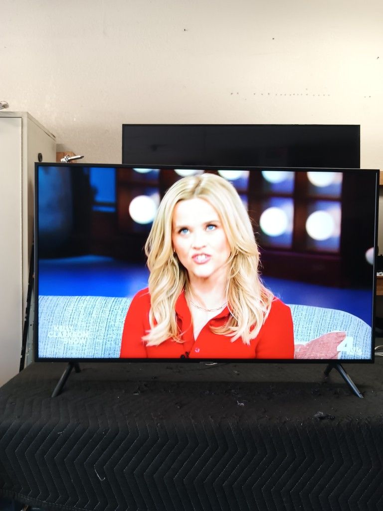 50 inch samsung 4k smart tv really nice tv comes with remote shows great picture works perfect guaranteed