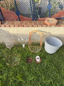 Wall Hung And Hanging Planters & Pots