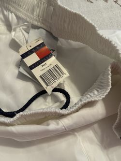 New Mens Tommy Hilfiger Shorts White Size Medium- 1 side zipper on each side and Back Pocket