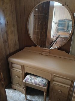 Dresser & vanity