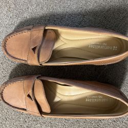 NATURALIZER 9 1/2 JANE LOAFERS. SEE PICS. 