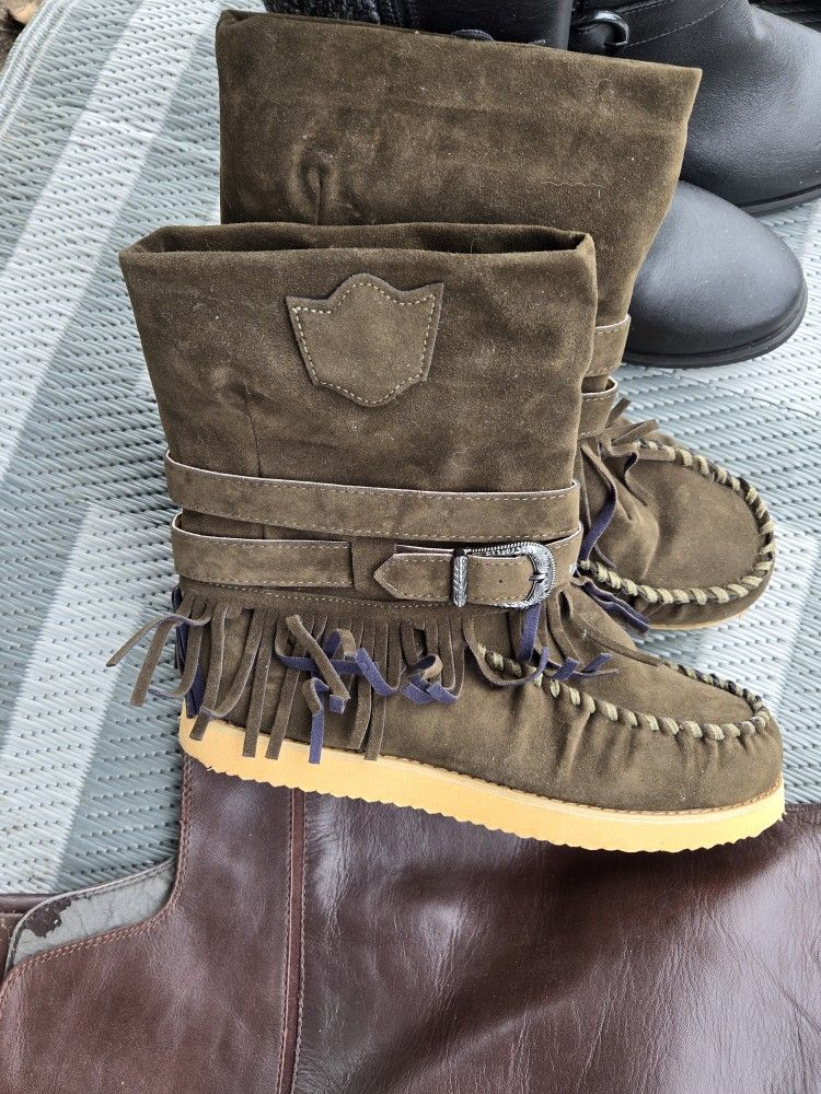 Brand New Womens Moccasin Boots Size 8.5 Never Used