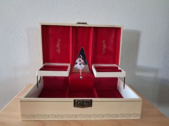 Vintage Musical Jewelry Box