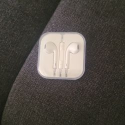 Apple EarPods with Remote and Mic – Wired Headphones