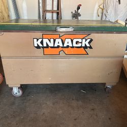 Knaack Tool Box - 4' x 2' x 2' - 5" Casters - Secure Locking Job Box 
