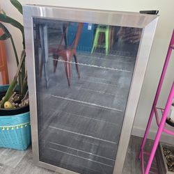 Insignia Beverage Cooler / Mini Fridge – Like New