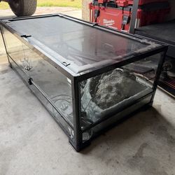 Reptile tank with supplies