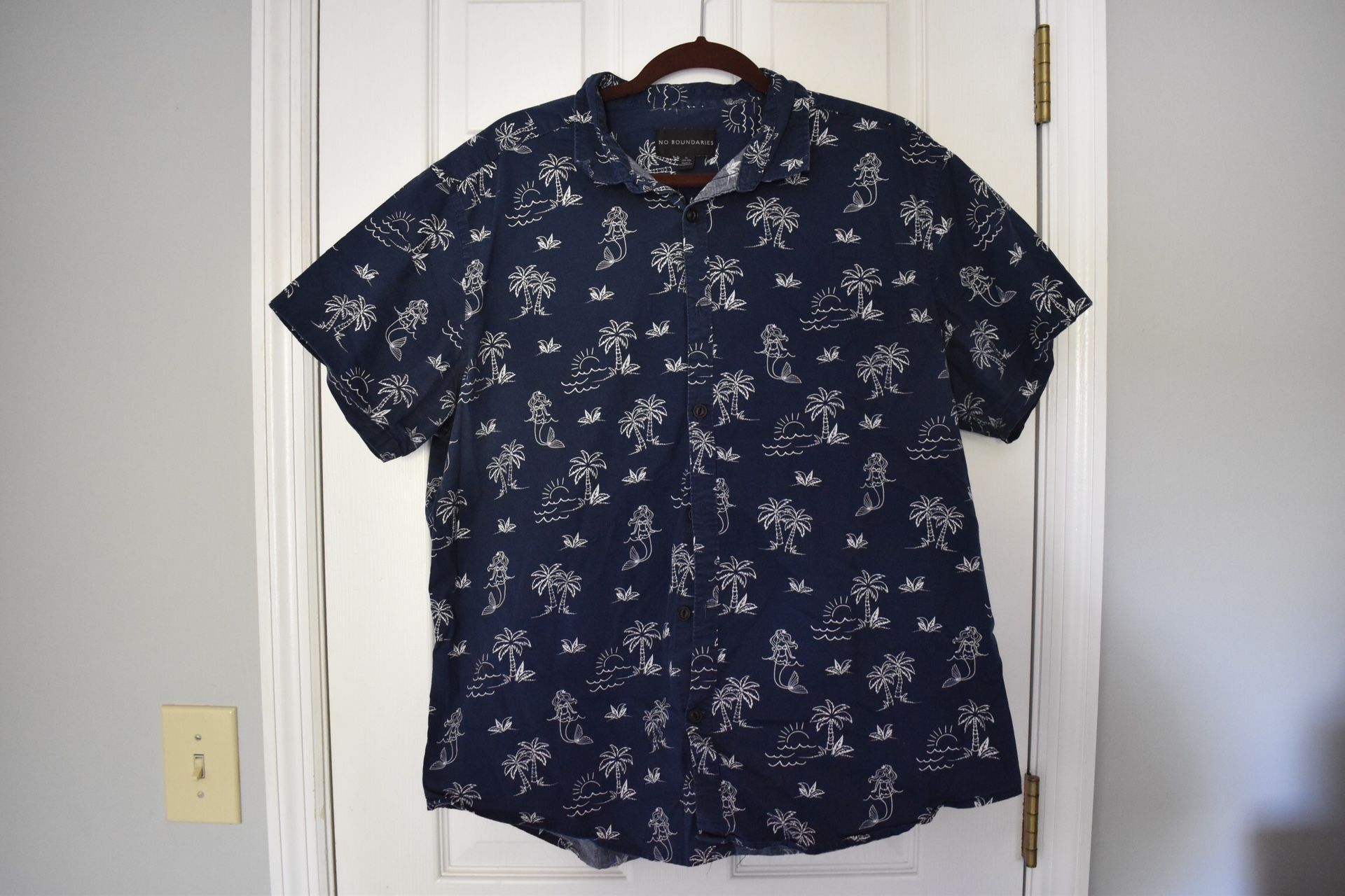 No Boundaries Men's Tropical Patterned Short-Sleeve Button-Down Shirt