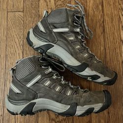 WOMENS KEEN HIKING BOOTS