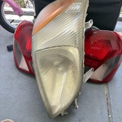 2001 Toyota Echo Headlight Assembly (R)