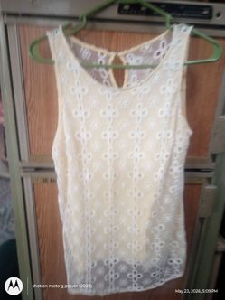J3NNIFER LOPEZ SMALL YELLOW WITJ WITW LACE WITH FLOWERS SIZE SMALL