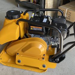 Vibrating plate compactor