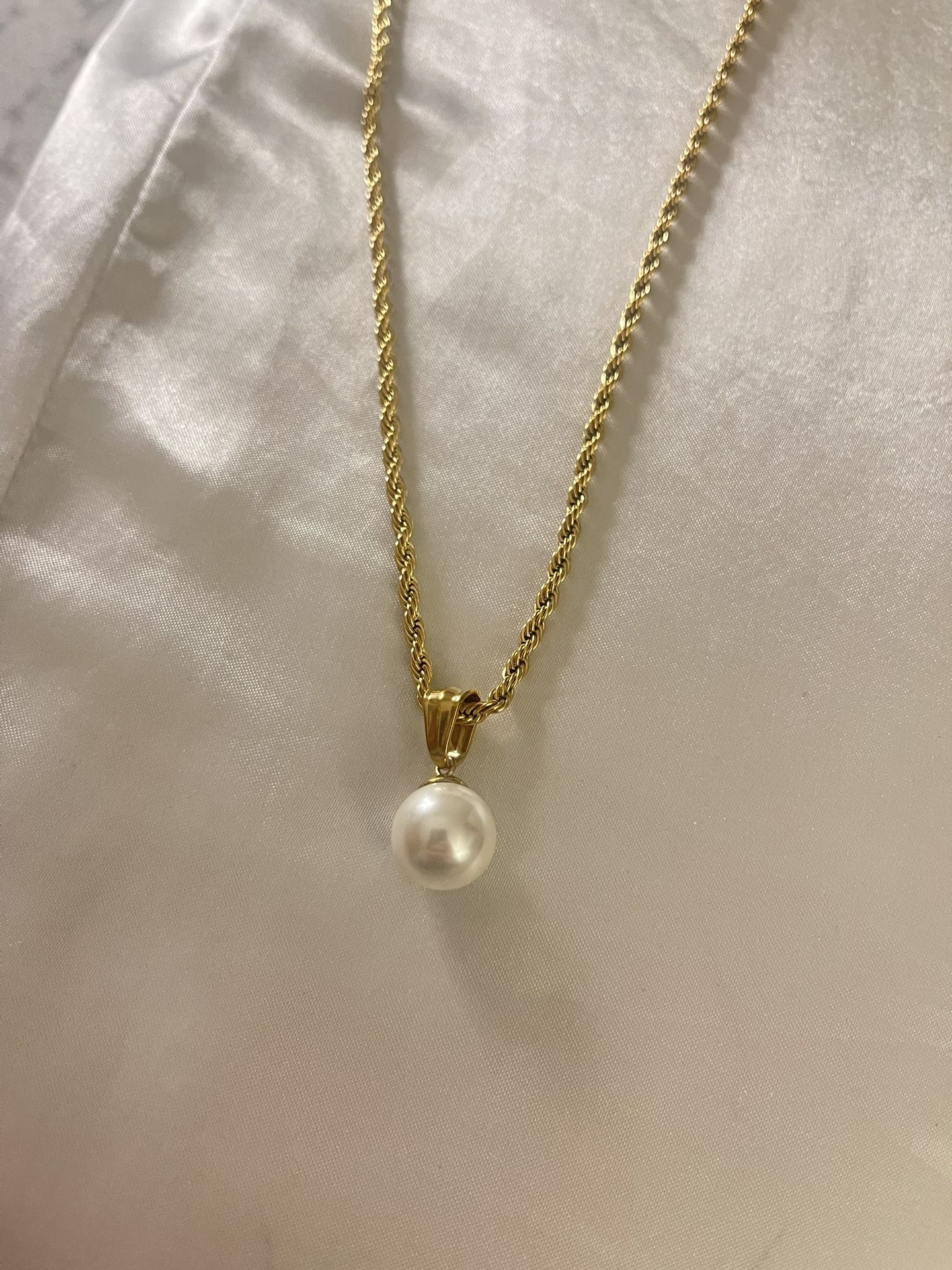 18k Yellow Gold Snake Chain With Mother Of Pearl Pendant 