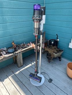 Dyson V11 Complete Cordless Vacuum with Charging Stand (Nickel)