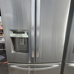 Kenmore Refrigerator $500 Ice and water dispensers are working 3-month warranty