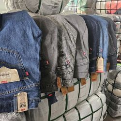 JEANS LEVI'S NUEVO DE HOMBRE solo $13 cada pantalon, disponibles en pacas de 60 pantalones. 