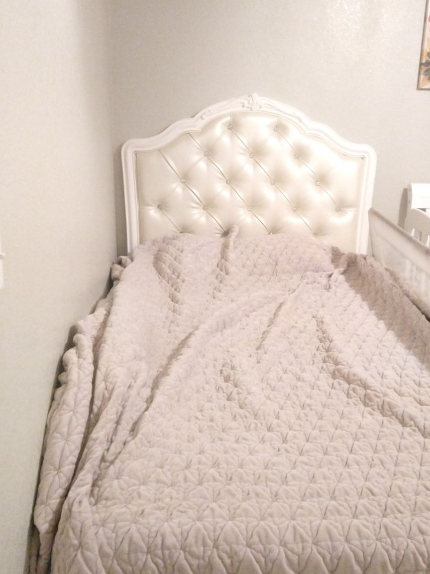 Twin Princess Bed White/Ivory
