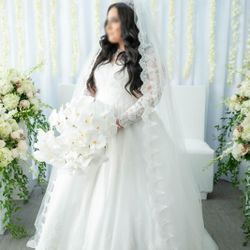 Wedding Dress for Sale – Elegant Size 16 Gown with Veil and Underskirt