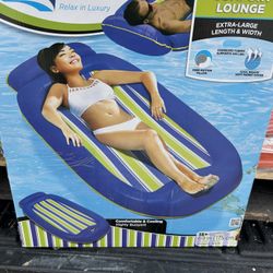 Pool lounge