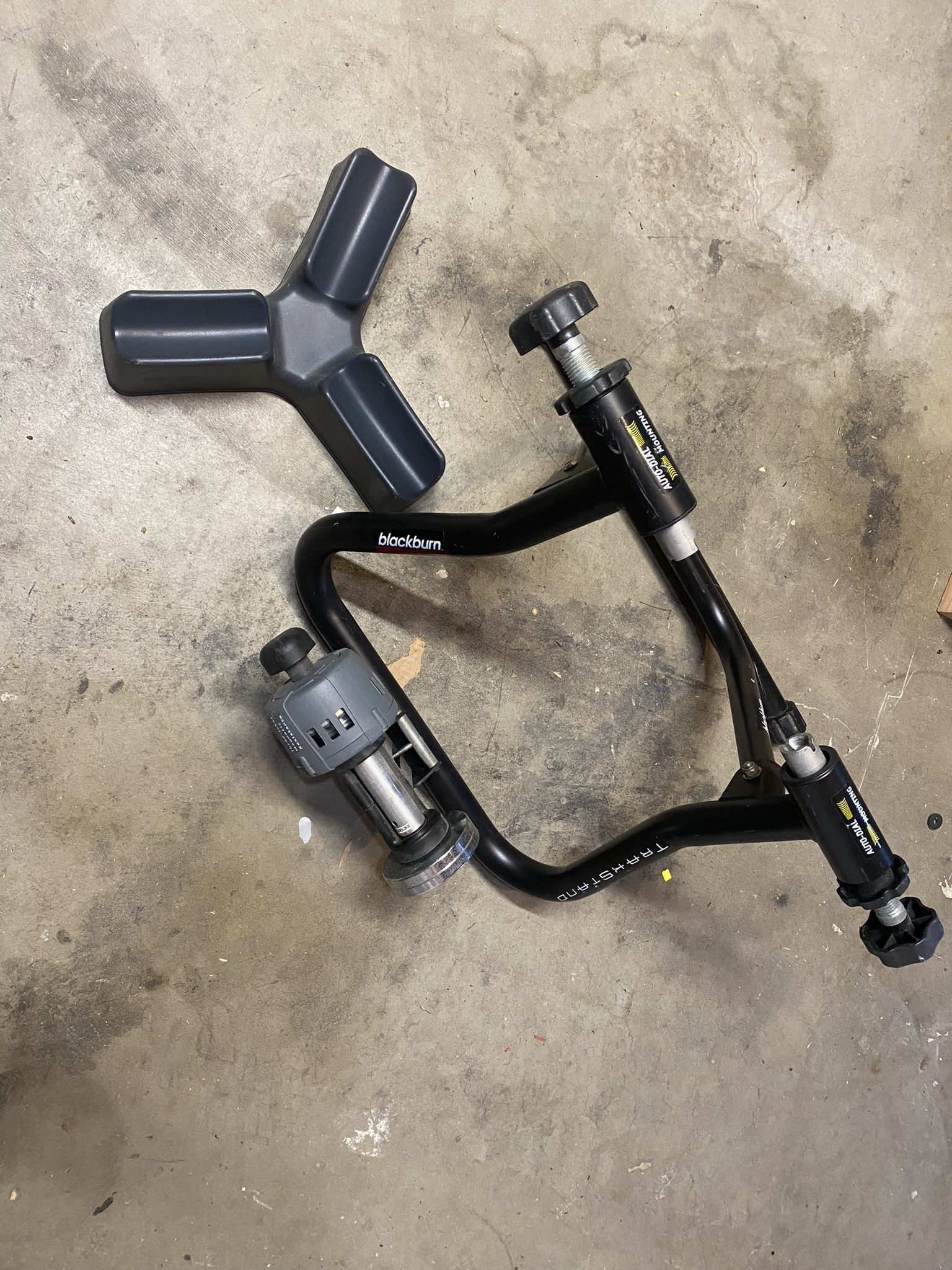 Blackburn Cycling trainer “Trakstand” mag