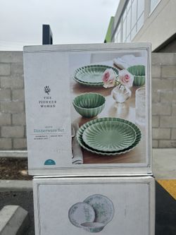 The Pioneer Woman Colette 12-Piece Stoneware Dinnerware Set, Green